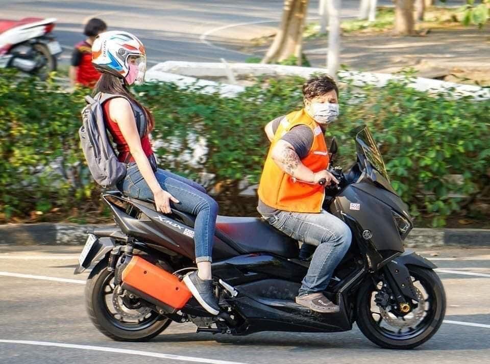 Thấy khách cứ sán vào vợ, chồng giăng biển hiệu giữ khoảng cách-6