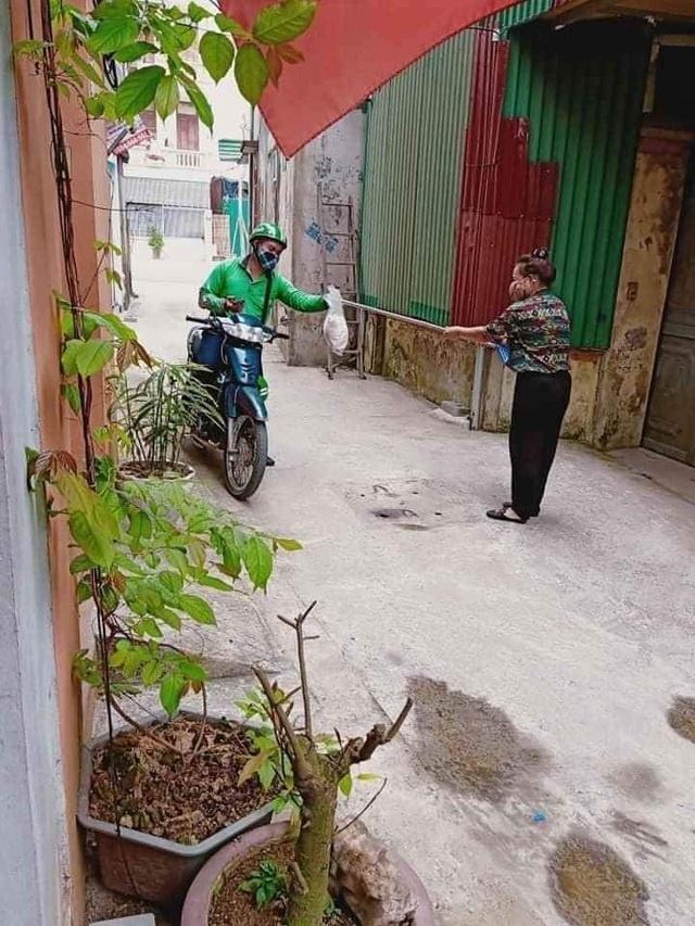 Thấy khách cứ sán vào vợ, chồng giăng biển hiệu giữ khoảng cách-7