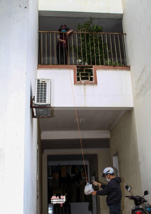 Thấy khách cứ sán vào vợ, chồng giăng biển hiệu giữ khoảng cách-8