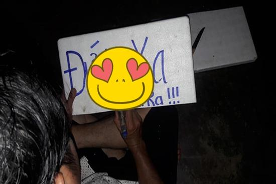 Thấy khách cứ 'sán' vào vợ, chồng giăng biển hiệu giữ khoảng cách