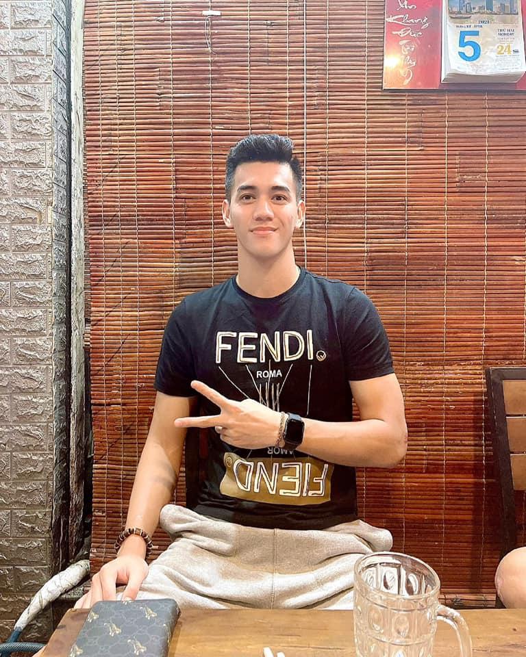 Bóc giá tủ giày hiệu hơn trăm triệu của cầu thủ Tiến Linh-8