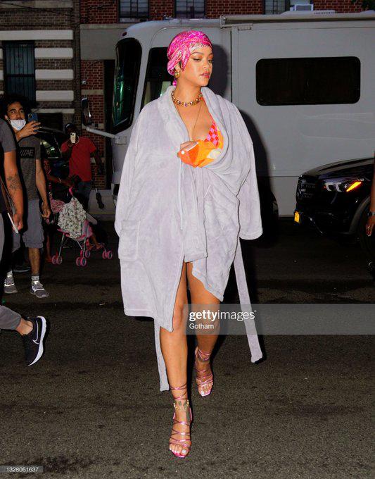 Rihanna xuất hiện với trang phục tắc kè hoa, nhạc mới sắp cận kề rồi ư?-5