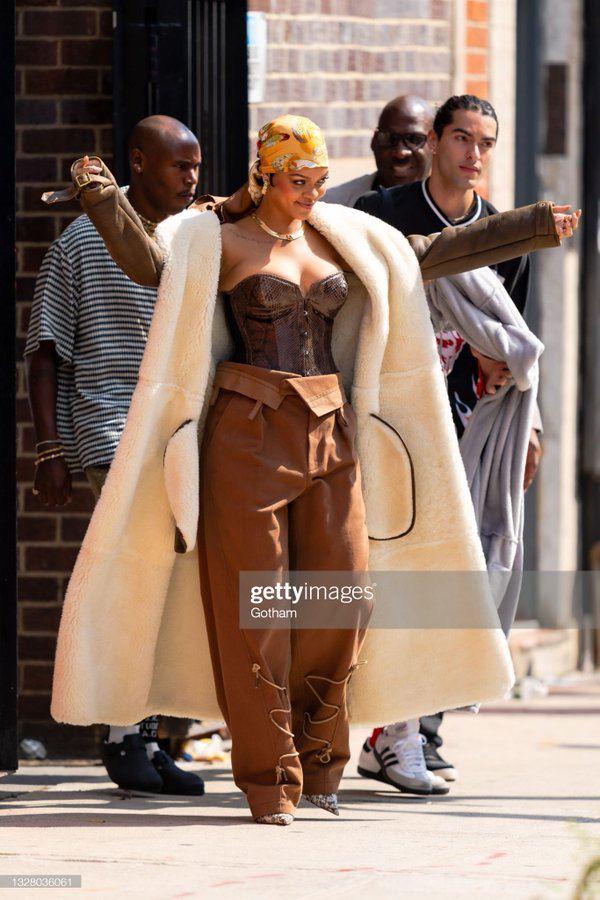 Rihanna xuất hiện với trang phục tắc kè hoa, nhạc mới sắp cận kề rồi ư?-9