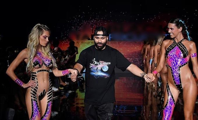 Buổi trình diễn bikini băng dính hở 80% cơ thể gây phản cảm-1