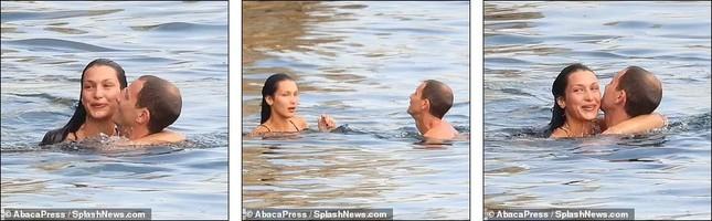 Bella Hadid diện bikini sexy hết nấc, tình bể bình bên bạn trai mới-6
