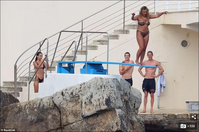 Bella Hadid diện bikini sexy hết nấc, tình bể bình bên bạn trai mới-7