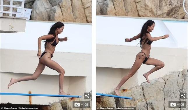 Bella Hadid diện bikini sexy hết nấc, tình bể bình bên bạn trai mới-8