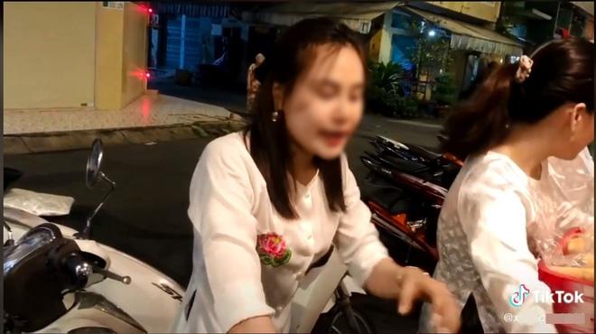 Cô gái dạy đời 2 mẹ con nhận quà từ thiện: Đang tìm người dạy tiếp-1