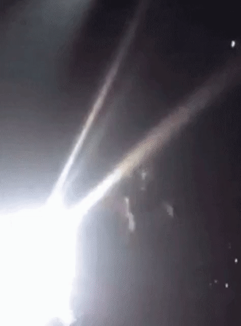 Idol Kpop bị tấn công bằng vật thể bay, Knet lên án: Giỏi thì ném tiền đi-5