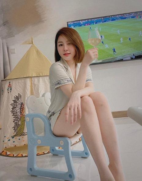 Trâm Anh thả rông ngực khoe view phòng nhìn ra Landmark 81-3