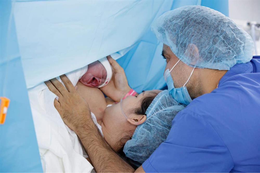 Võ Hạ Trâm công khai ái nữ vừa sinh, kể chuyện đi đẻ mùa dịch-1