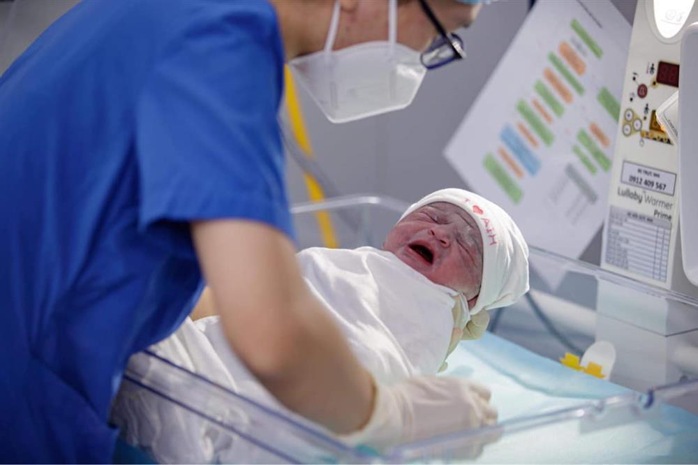 Võ Hạ Trâm công khai ái nữ vừa sinh, kể chuyện đi đẻ mùa dịch-4