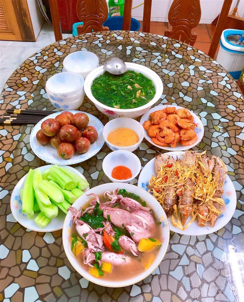 Bữa cơm ú ụ hải sản của dân miền biển, nhìn vào là biết có điều kiện-5