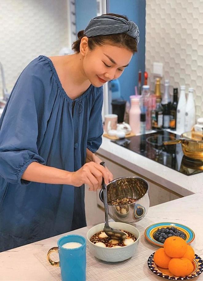 Thời trang vào bếp mùa dịch của sao Việt: Người hở hang - nàng kín đáo-4
