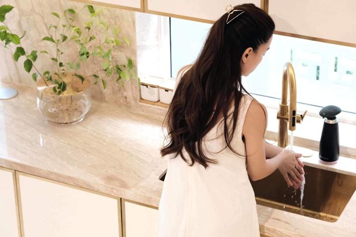 Thời trang vào bếp mùa dịch của sao Việt: Người hở hang - nàng kín đáo-2