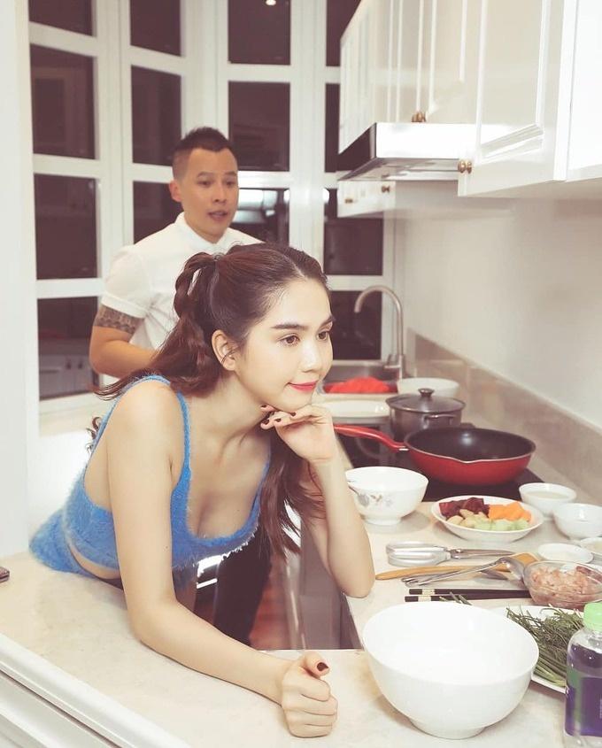 Thời trang vào bếp mùa dịch của sao Việt: Người hở hang - nàng kín đáo-6