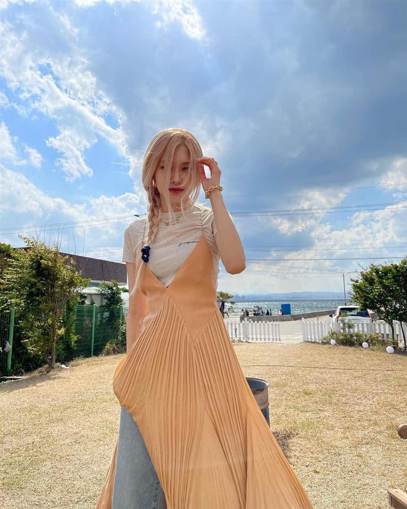 Rosé gây tranh cãi khi phối váy maxi với quần jeans, thời trang cá tính hay lôi thôi?-2