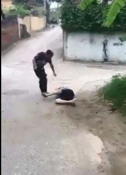 Clip: Kinh hãi thiếu niên dùng gậy sắt đánh bạn thừa sống thiếu chết-4