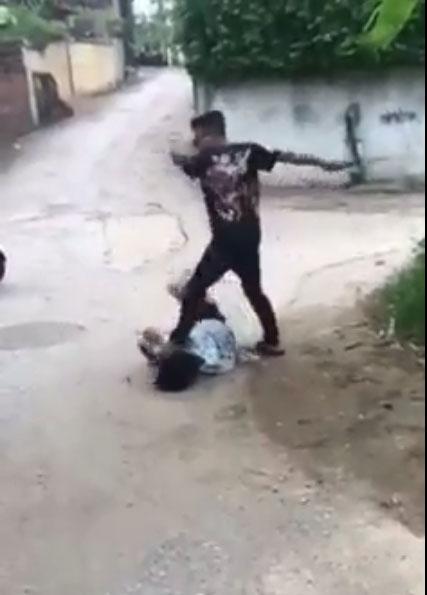 Clip: Kinh hãi thiếu niên dùng gậy sắt đánh bạn thừa sống thiếu chết-2