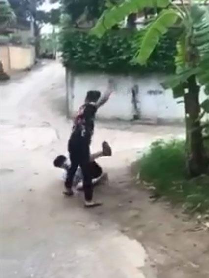 Clip: Kinh hãi thiếu niên dùng gậy sắt đánh bạn thừa sống thiếu chết-1