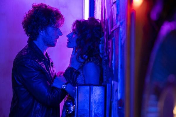 Sex/Life bị gọi là thảm họa vì ngập tràn cảnh sắc dục-3