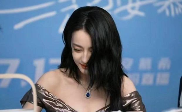 Địch Lệ Nhiệt Ba lộ diện giữa scandal phá thai, đẹp như nàng thơ-1