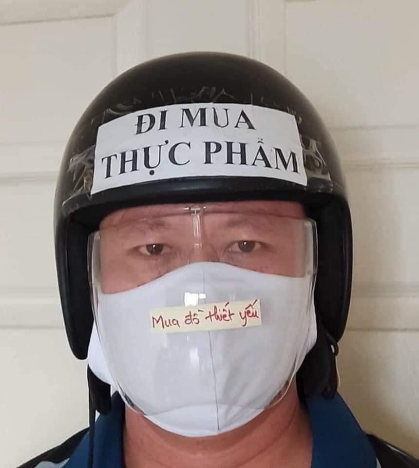 Sợ ra đường bị phạt, người dân dán luôn lý do lên mặt cho chắc cốp-3