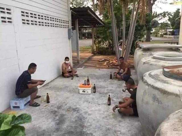 Sợ ra đường bị phạt, người dân dán luôn lý do lên mặt cho chắc cốp-5