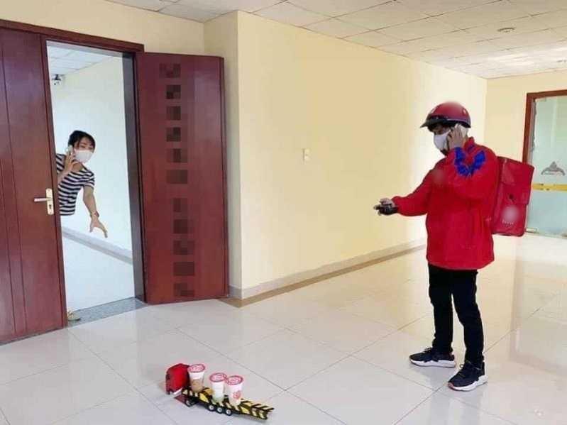 Sợ ra đường bị phạt, người dân dán luôn lý do lên mặt cho chắc cốp-6