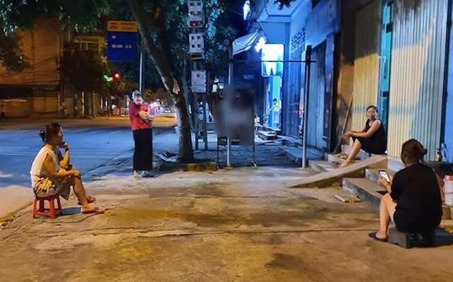 Sợ ra đường bị phạt, người dân dán luôn lý do lên mặt cho chắc cốp-8