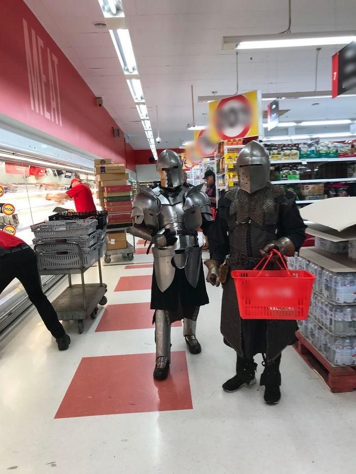 Sợ ra đường bị phạt, người dân dán luôn lý do lên mặt cho chắc cốp-9