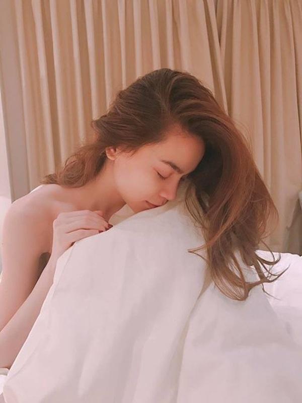 Hồ Ngọc Hà dường như để mặt mộc cho đúng concept "giường chiếu".