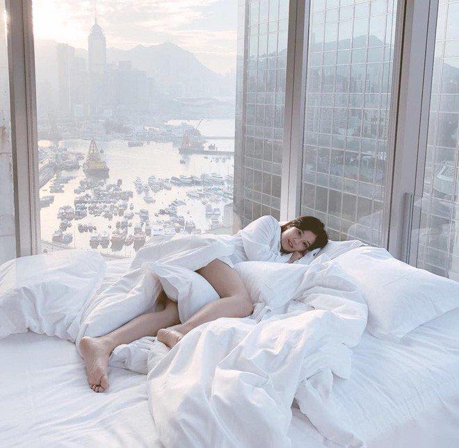 Hoàng Yến Chibi cũng khoe được view phòng đỉnh cao.