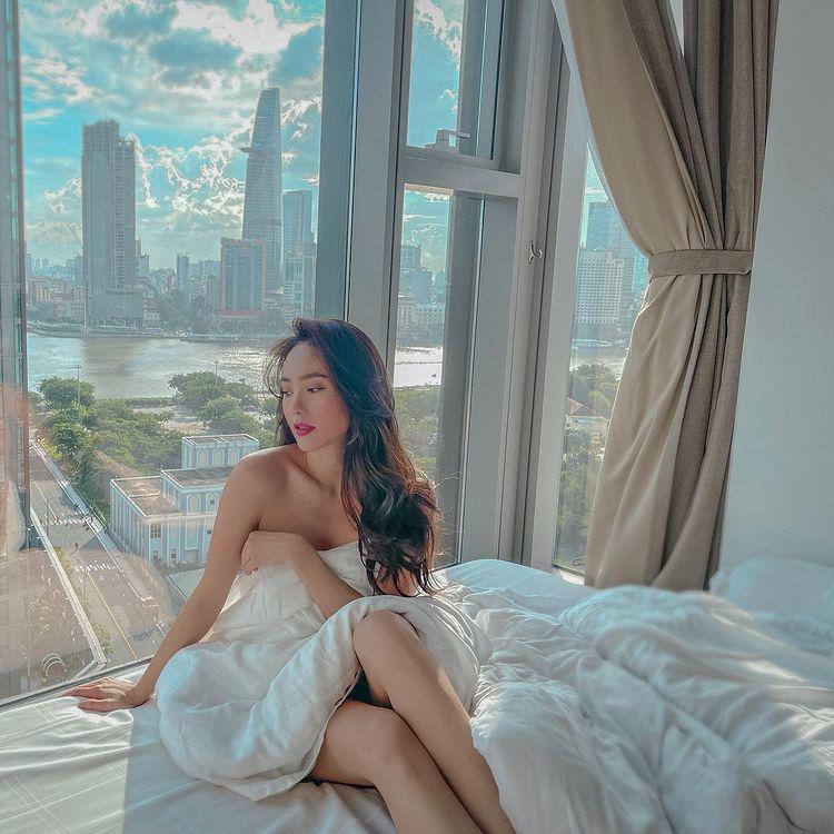Minh Hằng cũng lập tức đu trend thức dậy ở một nơi view nhìn ra khung cảnh thành phố cực kì xịn sò.