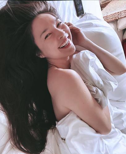 Hiền Thục tràn đầy sức sống, năng lượng với bức ảnh thả dáng trên chiếc giường "chăn ấm đệm êm".