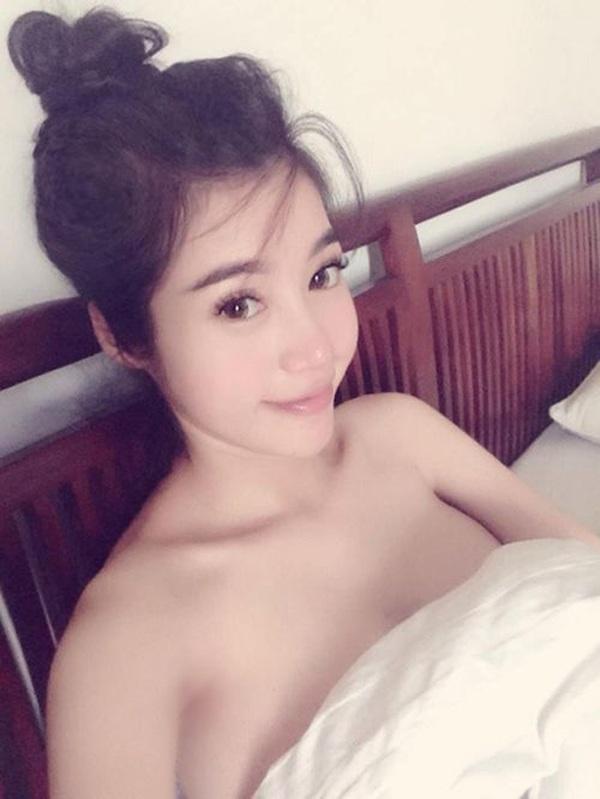 Elly Trần đã bắt nhịp xu hướng chụp ảnh bán nude trên giường từ lâu.