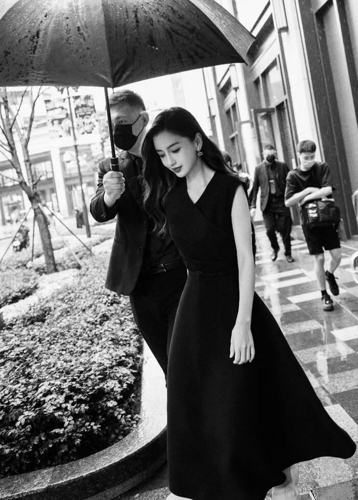 Khoảnh khắc Vương Nhất Bác, Châu Tấn đẹp nao lòng khi chụp hình với ô-6