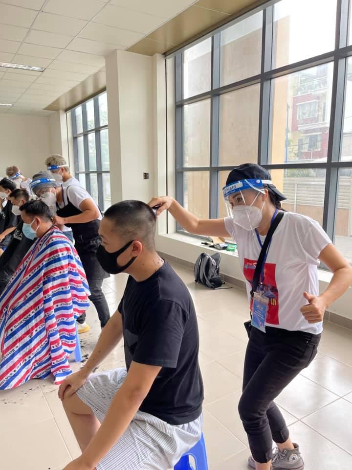 Phương Thanh cắt tóc cho các y bác sĩ, dân quân mùa dịch-1