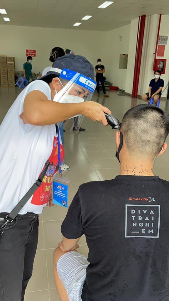 Phương Thanh cắt tóc cho các y bác sĩ, dân quân mùa dịch-2