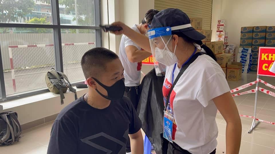 Phương Thanh cắt tóc cho các y bác sĩ, dân quân mùa dịch-3