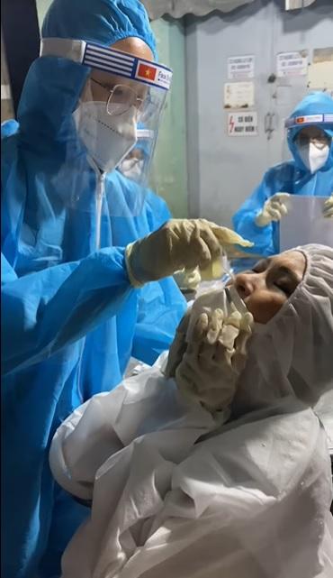 Phương Thanh cắt tóc cho các y bác sĩ, dân quân mùa dịch-10