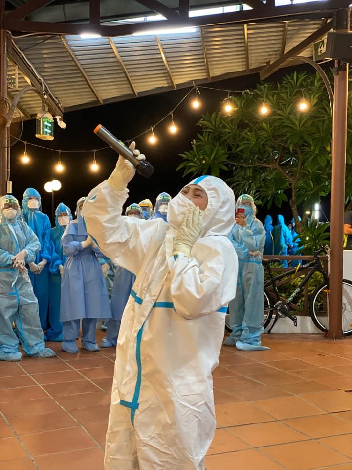 Phương Thanh cắt tóc cho các y bác sĩ, dân quân mùa dịch-8