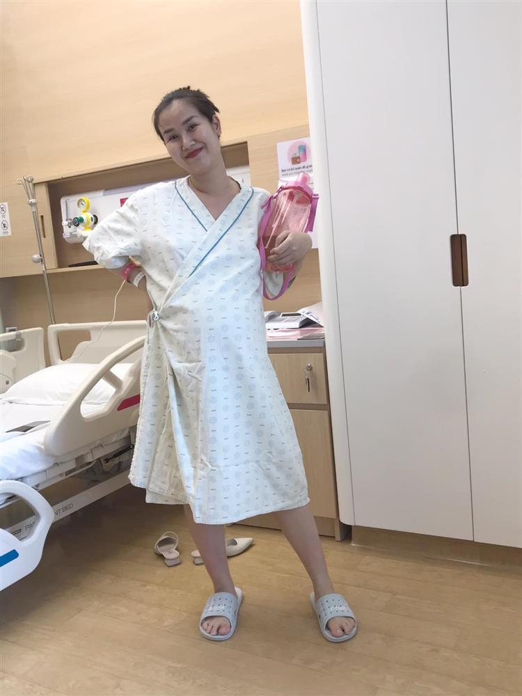 Võ Hạ Trâm tung ảnh mẹ sề đi đẻ, còn rủ Hòa Minzy làm tiếp tập 2-3