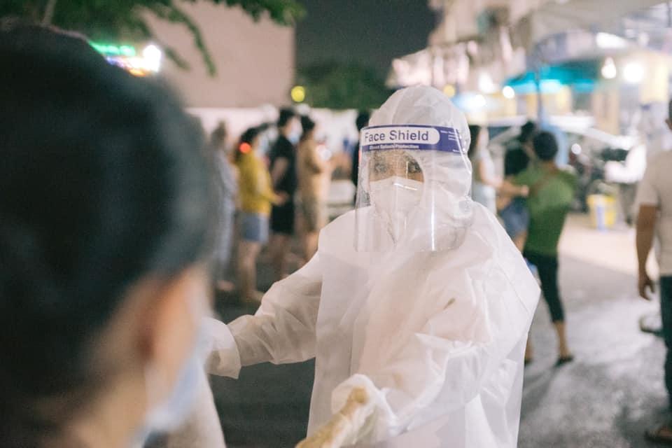 Phương Thanh cắt tóc cho các y bác sĩ, dân quân mùa dịch-6