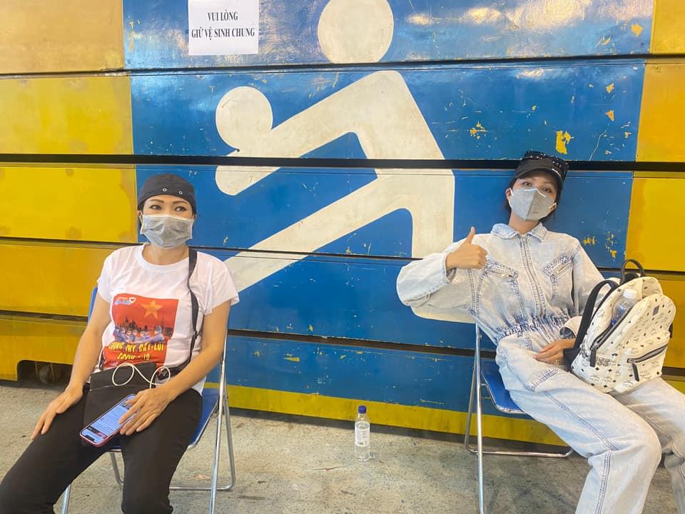 Phương Thanh cắt tóc cho các y bác sĩ, dân quân mùa dịch-12