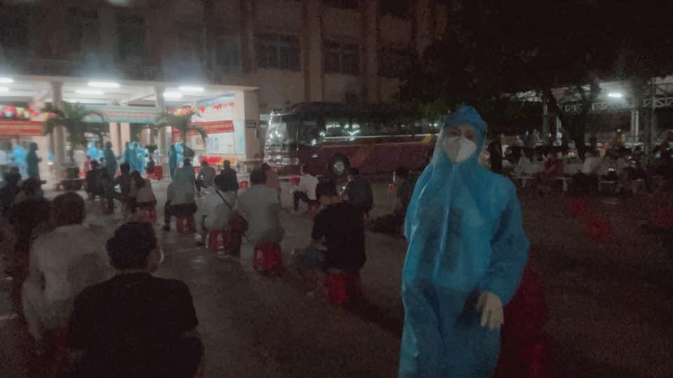 Phương Thanh cắt tóc cho các y bác sĩ, dân quân mùa dịch-13