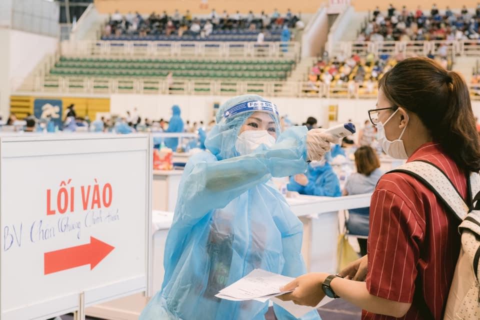 Phương Thanh cắt tóc cho các y bác sĩ, dân quân mùa dịch-15