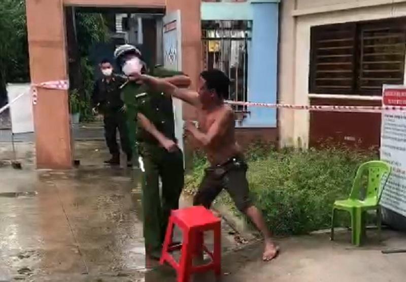 Bị nhắc nhở đeo khẩu trang, người đàn ông đấm thẳng vào mặt công an-1