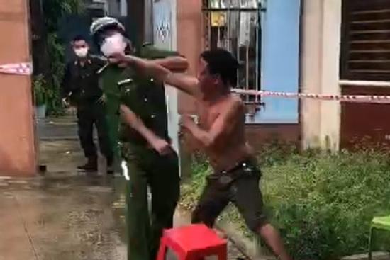 Bị nhắc nhở đeo khẩu trang, người đàn ông đấm thẳng vào mặt công an