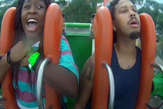 Du khách ngất vì sợ khi chơi đu quay mạo hiểm